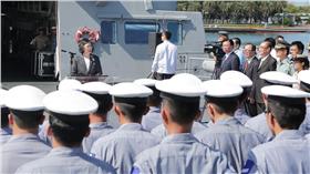 康定級艦將巡弋南海，蔡英文視導左營海軍（16:9）／軍聞社提供
