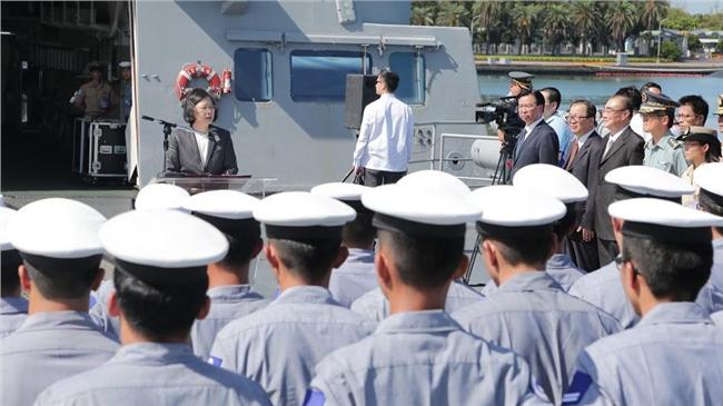 康定艦巡航南海　蔡英文登艦交付使命