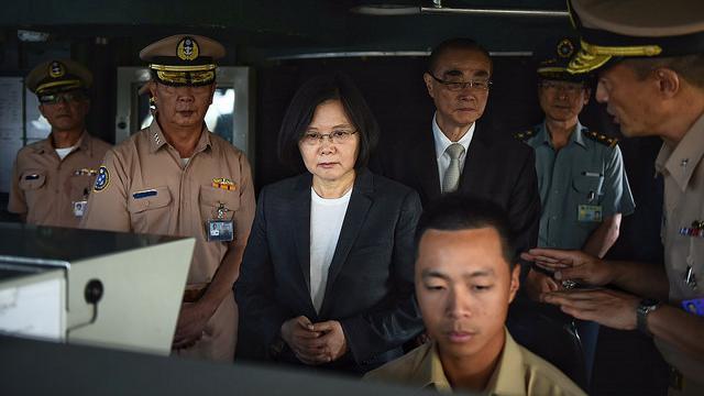 校閱海軍不對稱戰力　小英將登艦視導