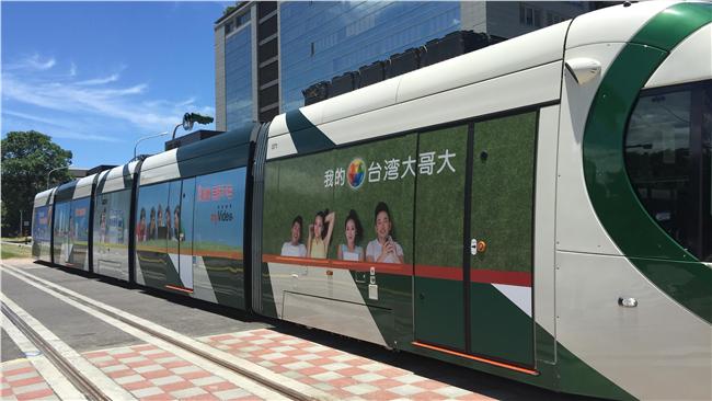 暑假搭輕軌！　台哥大用時尚美化高雄