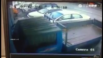 詭！無人車撞門後倒退　專家也難解釋