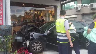 洗腎後意識不清仍開車　失控撞咖啡店