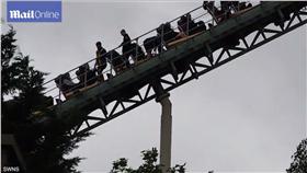 雲霄飛車,半空（影／翻攝自每日郵報）
http://www.dailymail.co.uk/news/article-3684117/Terrifying-moment-thrillseekers-forced-walk-safety-Thorpe-Park-rollercoaster-aborted-45mph-ride-safety-fears.html