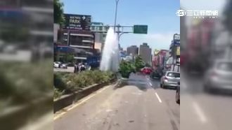 卡車失靈撞斷水閥　水衝3公尺變噴泉