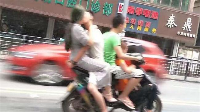 機車玩命4貼超載　後座男女忘情熱吻