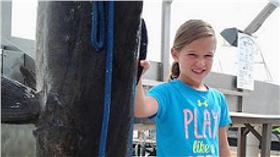 美國女童掉到海鱺（圖／翻攝自Christian Schaffer Twitter）