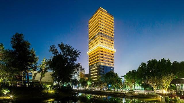 「回建築」水波紋燈光　照耀新竹麗池