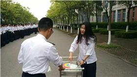 系上唯一女孩，280男同學幫慶生（圖／翻攝自新浪）