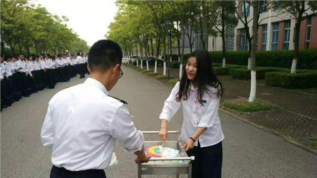 系上唯一女孩過生日　3百男同學慶祝
