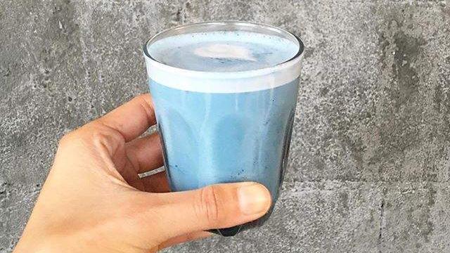 「小精靈拿鐵」藍色飲料你敢挑戰嗎？