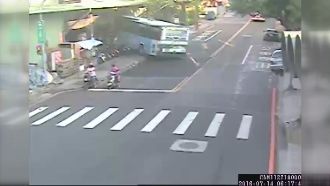 司機人椅分離！公車失控撞進釣蝦場