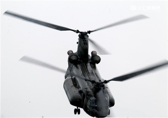 陸軍CH-47SD運輸直昇機，配合各種特殊任務，還可選用不同的模組化任務設備，如水上或雪地起降設施、搜救設備、救火設備及特戰設備等，使用彈性相當高。（記者邱榮吉/攝影）