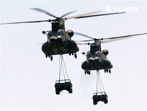 陸軍CH-47SD運輸直昇機，配合各種特殊任務，還可選用不同的模組化任務設備，如水上或雪地起降設施、搜救設備、救火設備及特戰設備等，使用彈性相當高。（記者邱榮吉/攝影）