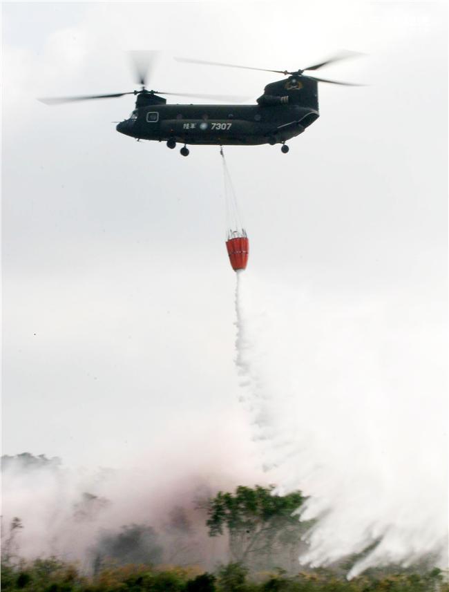 陸軍CH-47SD運輸直昇機，配合各種特殊任務，還可選用不同的模組化任務設備，如水上或雪地起降設施、搜救設備、救火設備及特戰設備等，使用彈性相當高。（記者邱榮吉/攝影）
