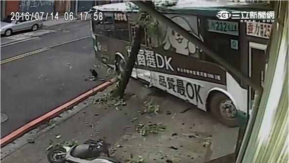 離心力太強晃到地上　公車衝進釣蝦場