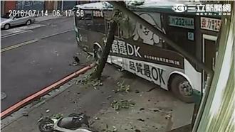 離心力太強晃到地上　公車衝進釣蝦場