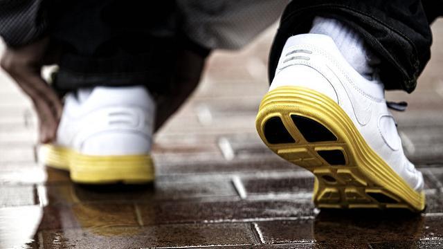 穿Nike被罵漢奸　陸男地鐵互毆