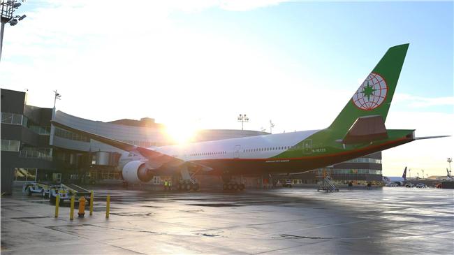 颱風夜搏命回台　乘客血淚控訴長榮