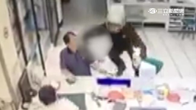 好狂！櫃檯女獅吼功尖叫嚇跑持刀搶匪