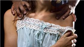 為擁有高檔自拍神器，國中少女竟輕易約見男網友，慘遭餵毒後性侵得逞