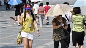 三招預防熱傷害。（圖／翻攝自百度）
http://image.baidu.com/search/detail?z=0&ipn=d&word=%E9%AB%98%E6%BA%AB&step_word=&pn=2&spn=0&di=39540208840&pi=&tn=baiduimagedetail&istype=2&ie=utf-8&oe=utf-8&cs=3432928349%2C2890988795&os=1374100965%2C2048996998&simid=&adpicid=0&fr=&fm=&sme=&cg=&bdtype=0&simics=60016574%2C2474270658&oriquery=&objurl=http%3A%2F%2Fwww.soweather.com%2Fportalips_smb%2FLibrary%2FPUBLIC%2F6b5a4f4d-299f-4707-b7f5-3d957d547347.jpg&fromurl=ippr_z2C%24qAzdH3FAzdH3Fooo_z%26e3Bf5ojwpij6_z%26e3Bv54AzdH3FDjuw7sp_z%26e3Bwfrx%3F4%3Dtgu51jpwts%26Igu5G7t1%3Dcmd88a9c-1n8m-9909-k1ll-c0kdbjjklkmj%26Cwpj256y%3Dam0dbvld-1muk-98uw-km0m-8bj9l909jvvj&gsm=0&cardserver=1