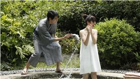 李玉璽《惡作劇》突襲女湯吳心緹露香肩／王牌娛樂提供