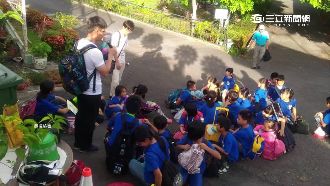 霸凌？全校戶外教學　小四童一人自習