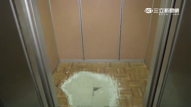 電梯驚傳詭異墜落　男遭壓克力板砸暈