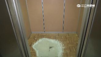 電梯驚傳詭異墜落　男遭壓克力板砸暈