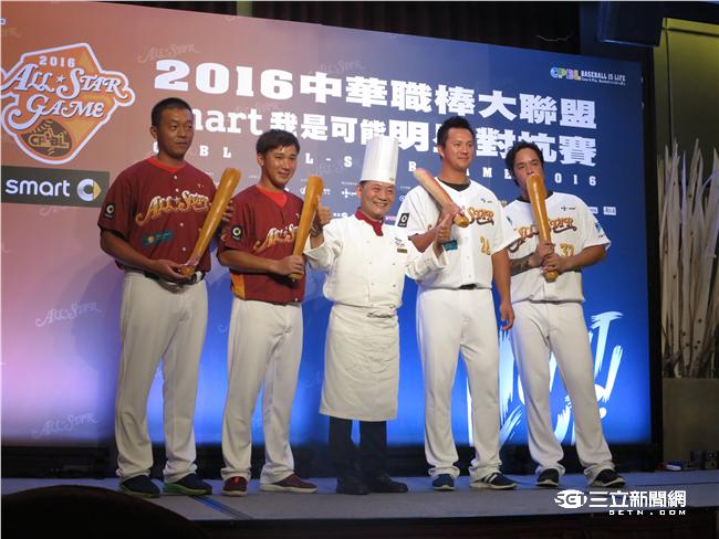 中華職棒明星賽賽前記者會，阿基師送上球棒麵包為大家祝福（圖／記者王怡翔攝）