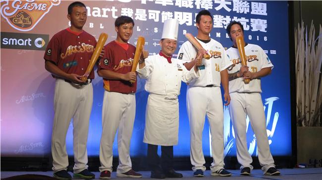 中華職棒明星賽賽前記者會，阿基師送上球棒麵包為大家祝福（圖／記者王怡翔攝）