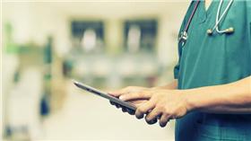 知名醫師高大成日前於個人粉絲團發文，表示診所的看診系統出現異常，致電負責的電腦公司，工程師表示整筆維修費用需要４千元左右，高醫師隨後請助理協助，竟只花350元便解決系統問題