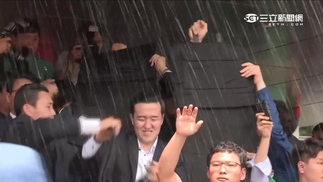 抗議部署「薩德」　民眾蛋洗南韓總理