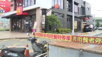 女騎車擋得來速　先比YA再演假車禍