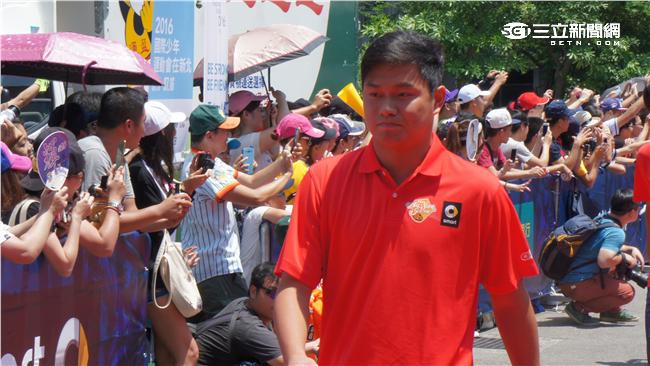 中職明星賽球員進場（圖／記者陳怡汝攝）