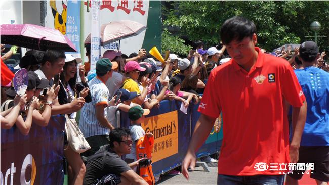 中職明星賽球員進場（圖／記者陳怡汝攝）