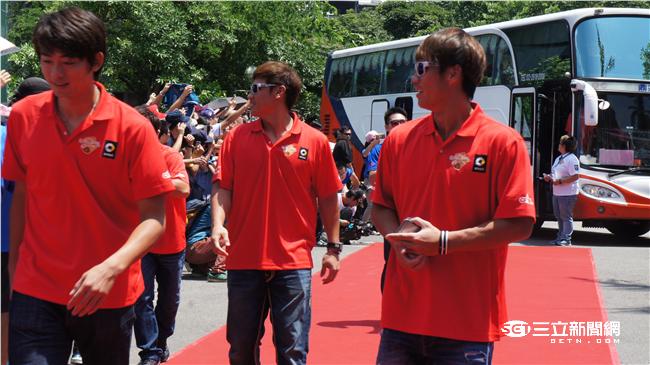 中職明星賽球員進場（圖／記者陳怡汝攝）
