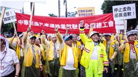 批政府放縱Uber 上千小黃立院按喇叭抗議 記者林敬旻攝