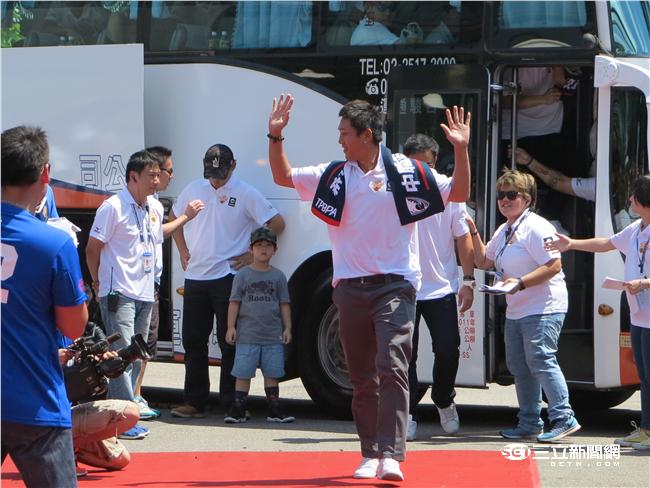 中職明星賽白隊球員進場（圖／記者王怡翔攝）