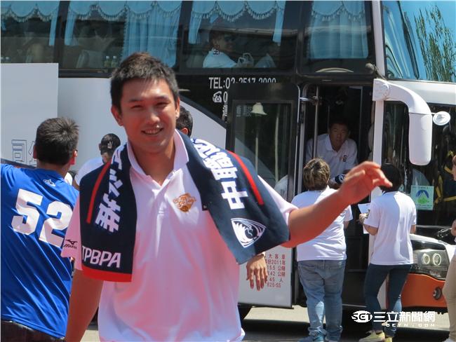 中職明星賽白隊球員進場（圖／記者王怡翔攝）