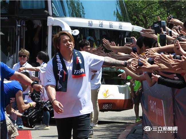 中職明星賽白隊球員進場（圖／記者王怡翔攝）