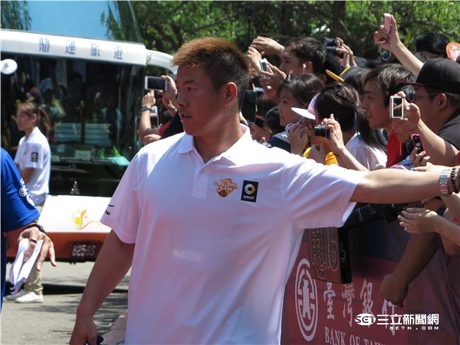 中職明星賽白隊球員進場（圖／記者王怡翔攝）