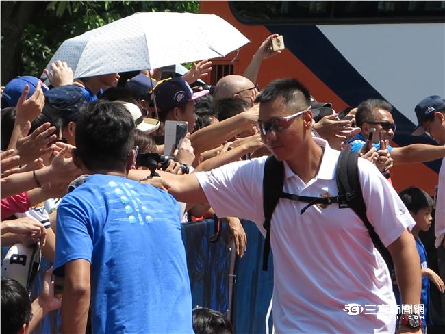 中職明星賽白隊球員進場（圖／記者王怡翔攝）