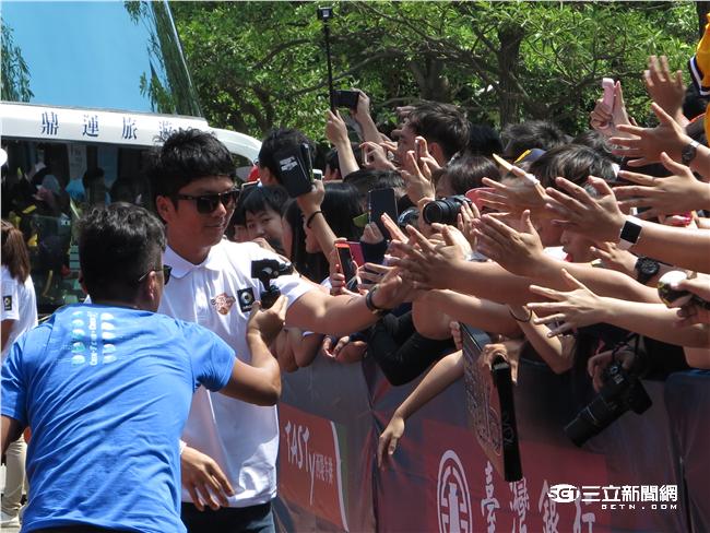 中職明星賽白隊球員進場（圖／記者王怡翔攝）