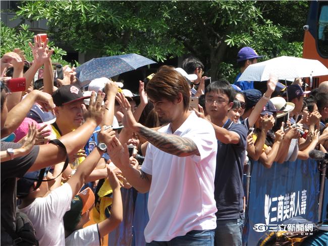 中職明星賽白隊球員進場（圖／記者王怡翔攝）