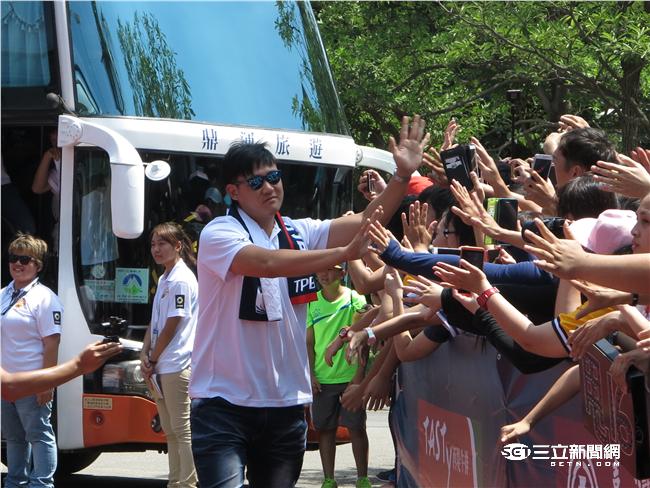 中職明星賽白隊球員進場（圖／記者王怡翔攝）