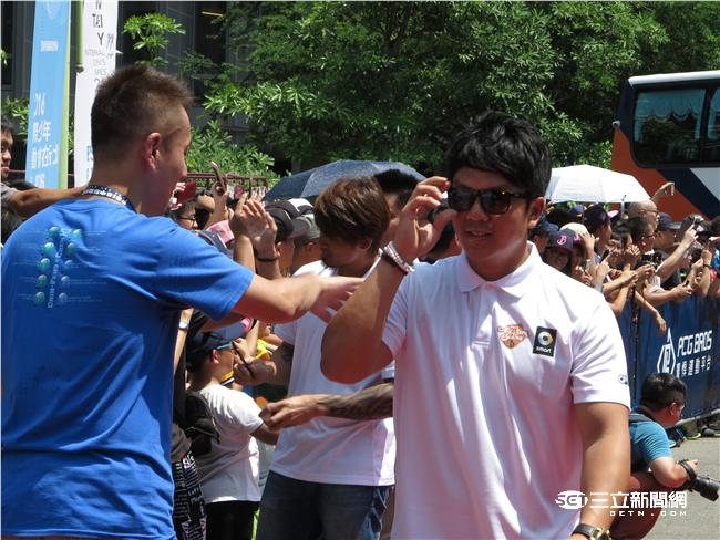 中職明星賽白隊球員進場（圖／記者王怡翔攝）