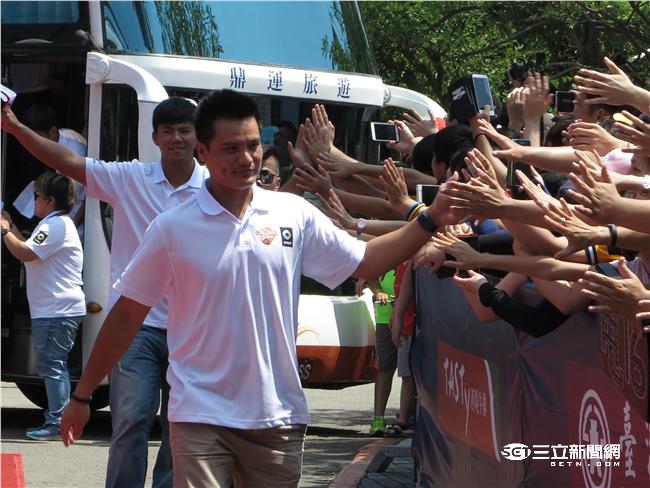 中職明星賽白隊球員進場（圖／記者王怡翔攝）