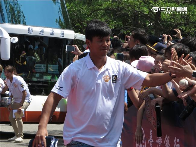 中職明星賽白隊球員進場（圖／記者王怡翔攝）