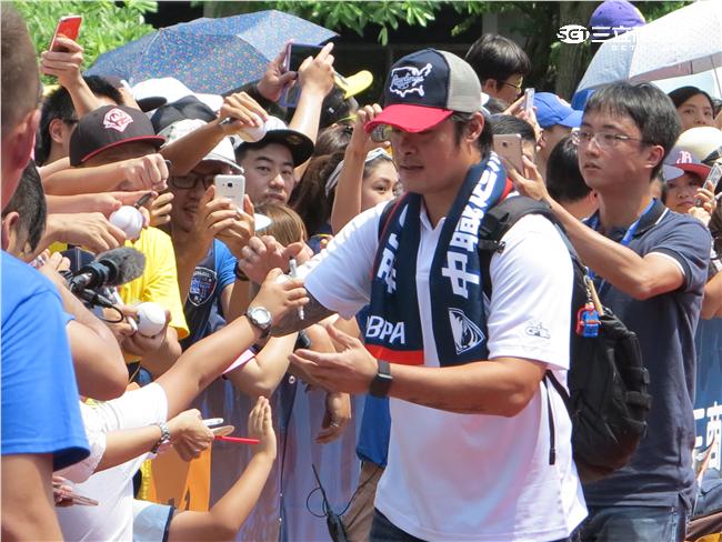 中職明星賽白隊球員進場（圖／記者王怡翔攝）